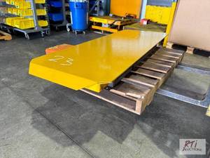 lot 31 image: Industrial hydraulic scissors lift table. Foo...