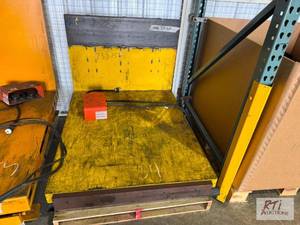 lot 32 image: Hydraulic tilt table. Foot pedal. In working ...