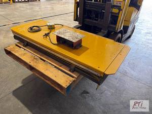 lot 33 image: Industrial lift. Foot pedal. In working condi...