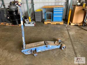 lot 87 image: 10 ton floor jack...