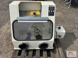 lot 102 image: Controlled atmosphere glove box...