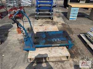 lot 118 image: Hydraulic scissors lift cart...