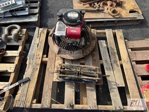 lot 146 image: Briggs and Stratton engine for vertical shaft...