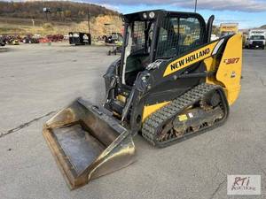 lot 18 image: 2021 New Holland C327 track skid lo...