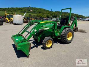 lot 32 image: John Deere 790 tractor, 4WD, quick ...