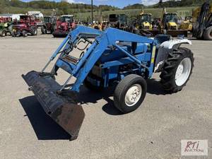 lot 38 image: 1982 Ford 1700 tractor, loader, 1,2...
