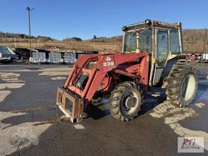 lot 46 image: Massey Ferguson 254 tractor, loader...