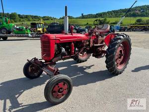 lot 55 image: Farmall Super C tractor, wide front...