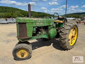 lot 57 image: John Deere 60 tractor, narrow front...