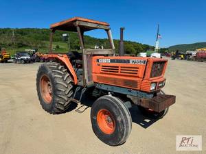 lot 61 image: Kubota M7950 tractor, 2 remotes, re...