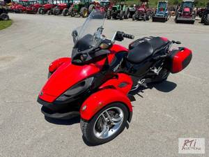 lot 73 image: 2009 Can-Am Spyder 990 3-wheeled mo...