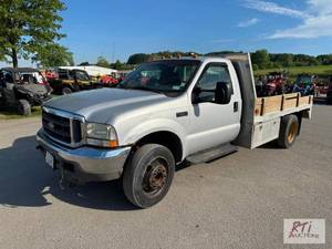 lot 74 image: 2002 Ford F550 XLT regular cab flat...