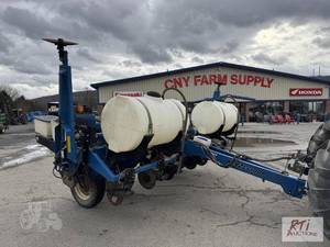 lot 118 image: 2013 Kinze 3000 6 row corn planter....