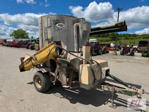 lot 130 image: Arts-Way 475 grinder mixer wagon...