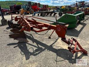 lot 138 image: Massey Ferguson 880 4-bottom plow...