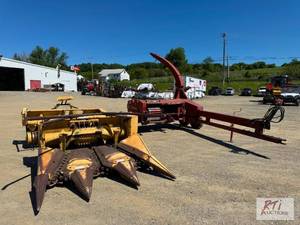 lot 148 image: New Holland 900 chopper with 3-row ...