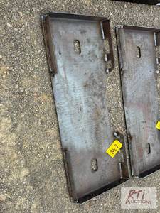 lot 190 image: Skid loader mounting plate...