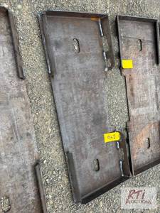 lot 198 image: Skid loader mounting plate...