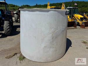 lot 280 image: 1,200 gallon poly tank...