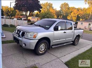 lot 5 image: 2005 Nissan Titan SE 4WD pickup truck. Crew c...