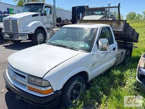 lot 6 image: 1999 Chevrolet S10 pickup truck. VIN 1GCCS14X...