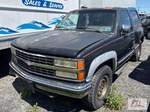lot 7 image: 1993 Chevrolet K1500 pickup truck. VIN 1GCEK1...