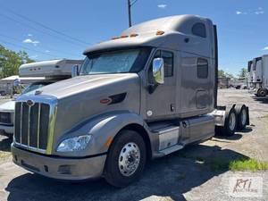 lot 35 image: 2014 Peterbilt 587 sleeper cab road tractor. ...