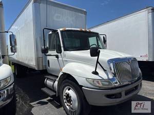 lot 37 image: 2012 International DuraStar 4300 24ft box tru...