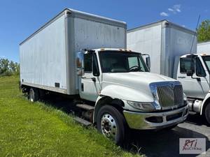lot 38 image: 2012 International DuraStar 4300 24ft box tru...