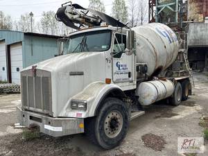 lot 39 image: 2004 Kenworth T800 ready mix conveyor truck. ...