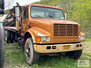 lot 44 image: 1990 International F4900 knuckle boom crane t...