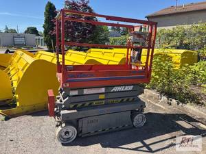 lot 58 image: SkyJack&nbspSJIII 3219 scissors lift. 19ft m...