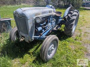 lot 69 image: Ford 850 gas tractor, 5 speed transmission, n...
