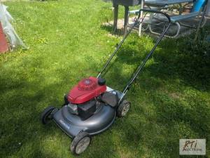 lot 88 image: Honda Harmoney 216 Mower. Starts, runs, drive...