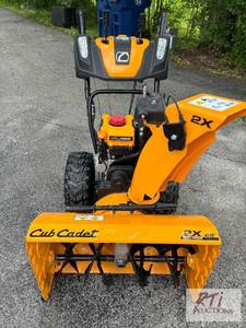 lot 90 image: Cub cadet 28in�snowblower. Has heated hand g...