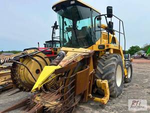 lot 95 image: Eklund Farm Machinery - New Holland FX28 self...