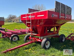 lot 118 image: 2022 EZ Trail 230 gravity wagon. Like new con...