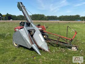 lot 122 image: New Idea 323 corn picker. 2 row configuration...