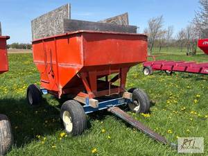 lot 133 image: 200 bushel gravity wagon. Mounted on�Killbro...