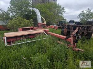 lot 135 image: (2) Gehl Forage Harvesters. Model 1065 with p...