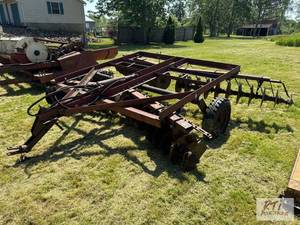 lot 139 image: International Harvester 370 tandem disc harro...