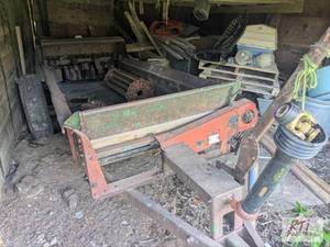 lot 158 image: New Idea manure spreader. Chain not installed...