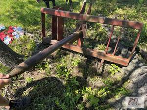 lot 200 image: 43.5 inch bolt-on bale spear. This item is lo...