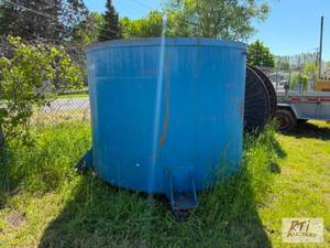 lot 253 image: 6ft X 6ft Steel tank on steel casters. Holds ...