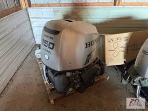 lot 256 image: (2) Honda 150 VTec outboard motors. Running w...