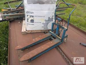 lot 265 image: Pallet Jack 1000lb capacity.&nbspItem is loc...