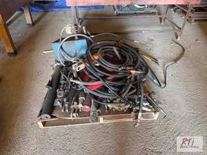 lot 275 image: Pallet of hydraulic hoses, valves and cylinde...
