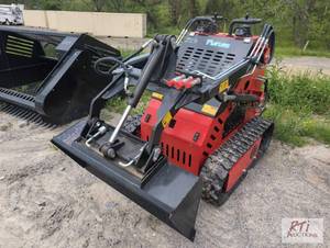 lot 19 image: Future FT380 mini tracked skid loader, 42in G...