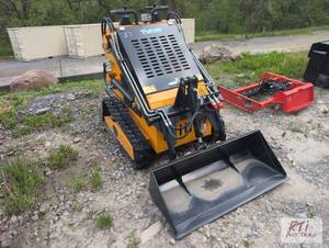 lot 22 image: Future 360T tracked mini skid loader, 41in GP...
