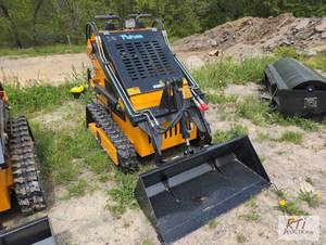 lot 31 image: Future FT360T mini tracked skid loader, 42in ...